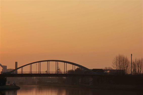 Brug in Barrier in de ochtendzon - Lommel