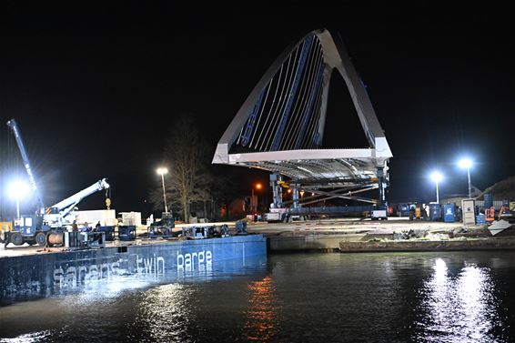 Brug wordt langzaam op ponton gerold - Beringen