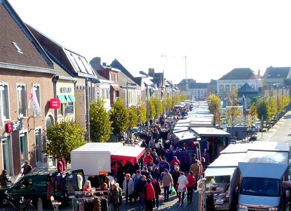 Brugdag: veel volk op de markt - Peer