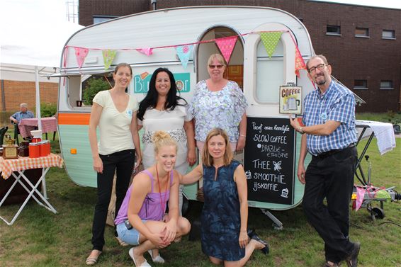 Buren gaan op de koffie bij Corsala in Koersel - Beringen