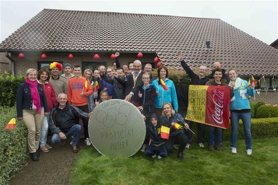 Buren versieren ouderlijk huis Pieter Timmers - Beringen