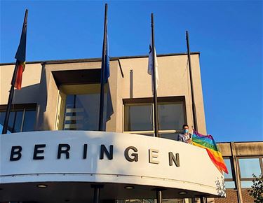 Burgemeester hangt vredesvlag uit - Beringen