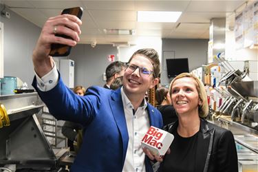 Burgemeester maakt eerste Beringse Big Mac - Beringen