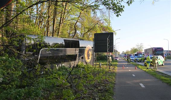Bus met WICO-leerlingen tegen boom: zes gewonden - Pelt