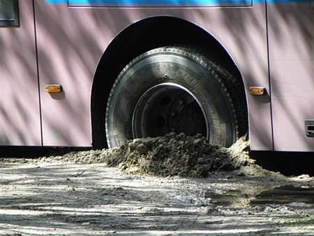 Bus rijdt zich vast aan Stenen Brug - Neerpelt