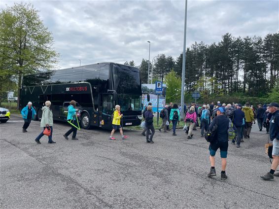 Bus van Paalse wandelclub rijdt tegen tak - Beringen
