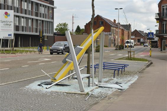 Bushokje aan diggelen - Beringen