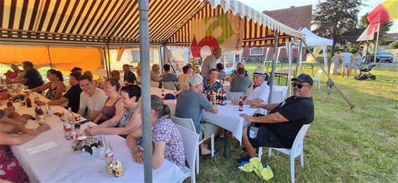 Buurtbarbecue brengt bijna 100 bewoners samen - Hamont-Achel
