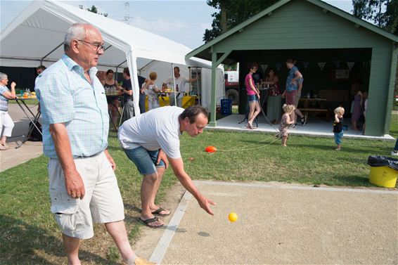 Buurtcomité bouwt schuilhut en petanquebaan - Beringen