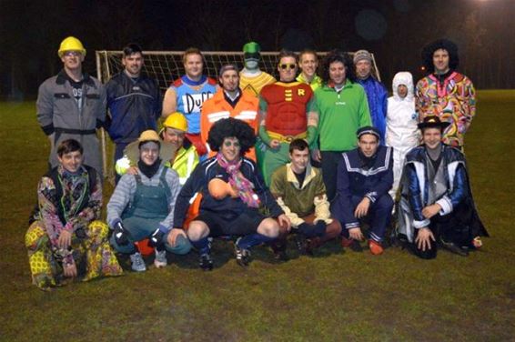 Carnaval op het voetbalveld - Peer