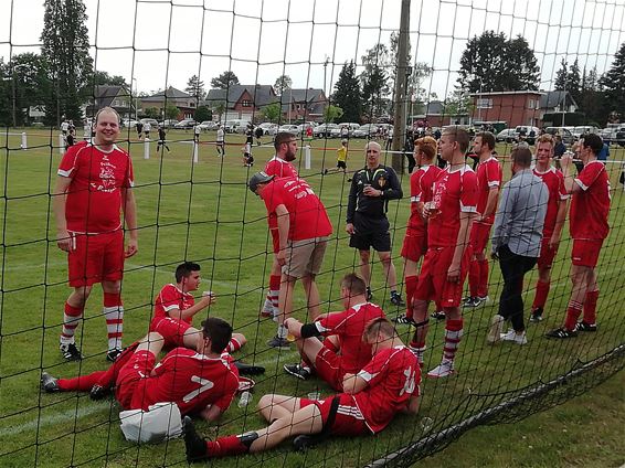 Carnavalsgroepen voetballen tegen elkaar - Lommel