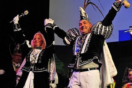 Carnavalsprins vraagt -prinses ten huwelijk - Neerpelt