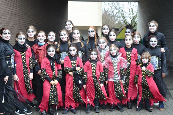 Carnavalsstoet trekt door de centrumstraten - Lommel