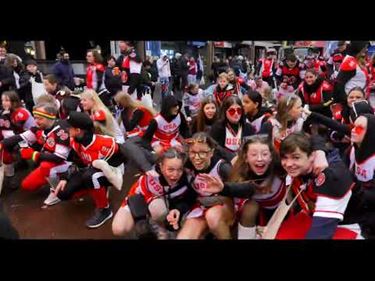 Carnavalstoet De Zwiebertjes trotseert motregen - Pelt