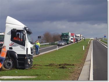 Chaos op N73 - Beringen