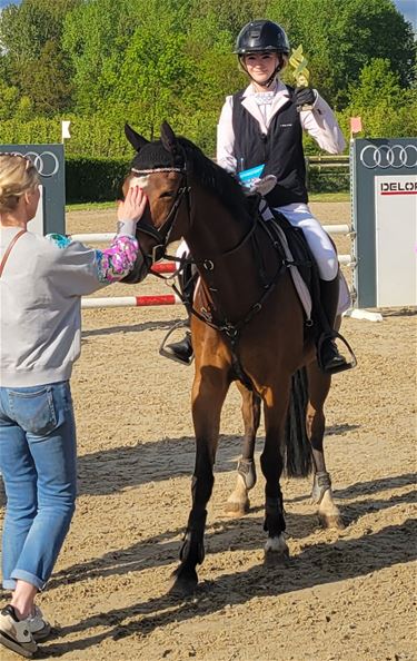 Charlize Engel wint op jumping in Sint-Truiden - Lommel