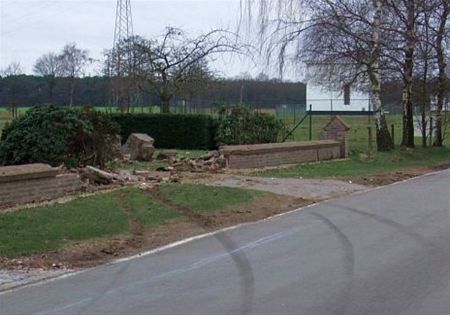 Chauffeur ramt muurtje - Neerpelt