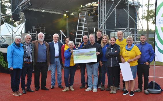 Cheque 'Internetgazet Lommel' voor Levensloop - Lommel