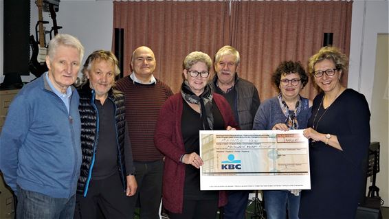 Cheque van 400 euro voor Akindo - Lommel