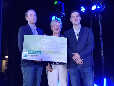 Cheque van Kiwanis voor Mucovereniging - Beringen