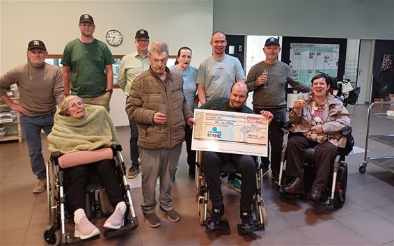 Cheque van Pelt4U aan de Klimroos - Pelt