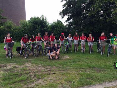 Chiromeisjes Koersel met fiets naar kampplaats - Beringen