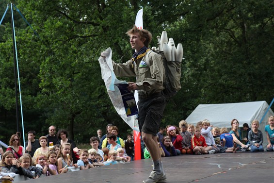Circusartiesten in spe aan de scoutsrally - Neerpelt