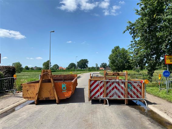 Containers op weg langs wachtbekken - Pelt