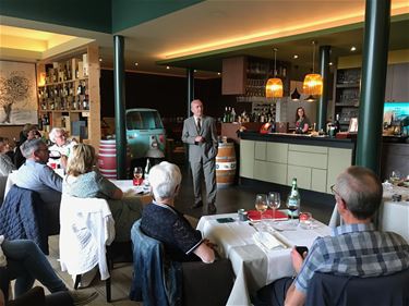 Daan Hugaert laat zijn gouden tanden zien - Beringen