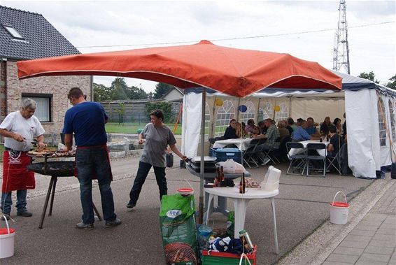 Daar was de barbecue van de Voetbalstraat - Overpelt