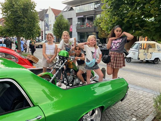 Dames in de kijker op Classic Cars - Peer