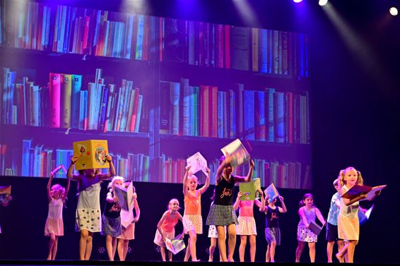 Dance4Life Paal dook de boeken in - Beringen