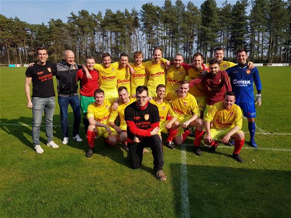 Danny Lemmens op de foto met favoriete club - Lommel