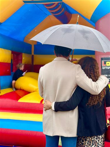 Dansen in de regen op schoolfeest XCL Wegwijs - Lommel