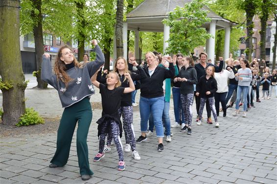 Dansketting trekt door het centrum - Lommel