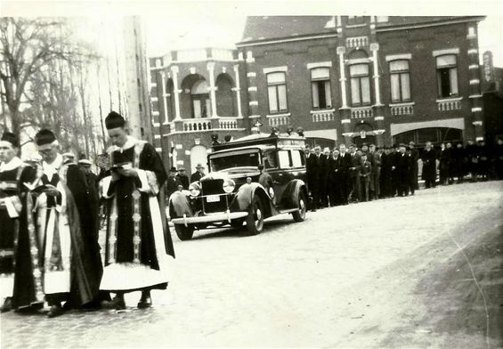 De begrafenis van Driekske Plessers - Neerpelt