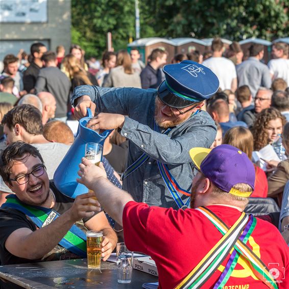 De Beiaardcantus gaat door, op het Kerkplein - Pelt