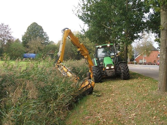 De bermen worden gemaaid - Peer