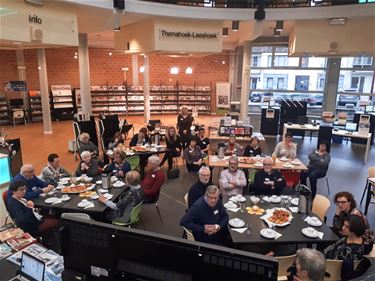 De bib en de senioren blazen samen 10 kaarsjes uit - Beringen