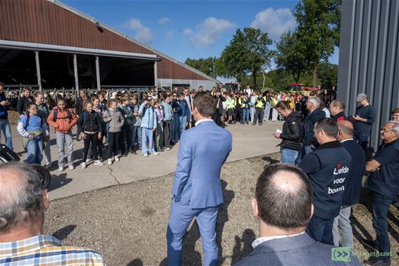 De boer, de minister en 220 leerlingen - Peer