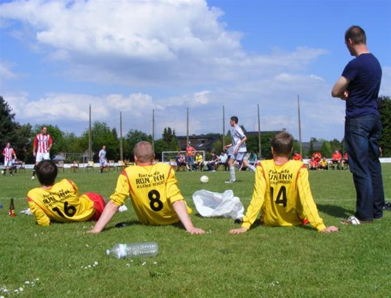 'De Bollekes' winnen van 'De Zwalpende Zijlijnen' - Peer