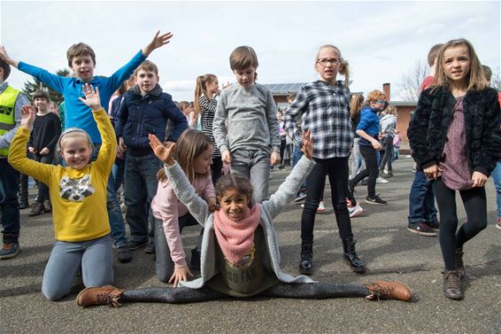 De Buiteling danst de 'sammy pet' - Beringen