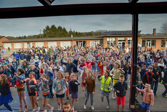 De Buiteling danst 'Doe de Sammy Pet' - Beringen