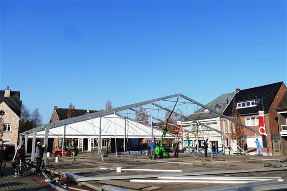 De carnavalstent staat er - Neerpelt