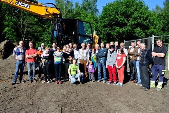 De eerste spade voor de nieuwe harmoniezaal - Meeuwen-Gruitrode