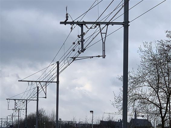 De elektrische trein nadert