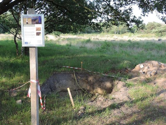 De grenspaal wordt herplaatst - Neerpelt