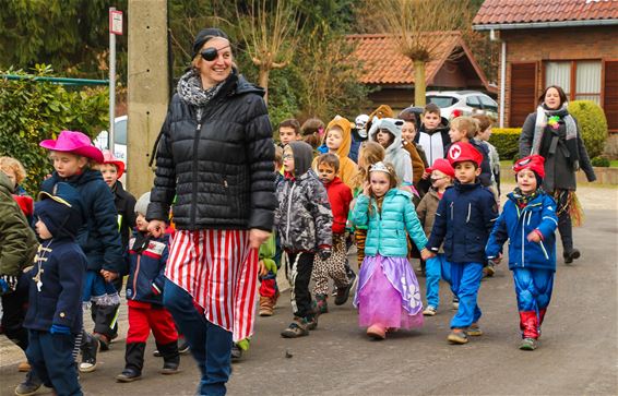 De kinderen van Steenoven vieren carnaval - Beringen