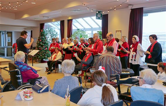 De Kolibrie-singers uit Peer zingen kerstliedjes - Peer & Beringen