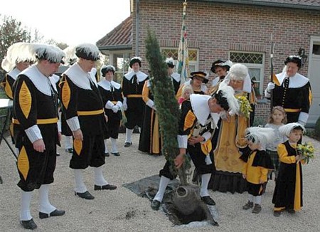 De koningsboom is geplant - Neerpelt